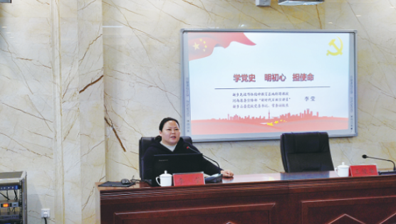 李莹校长正在授课